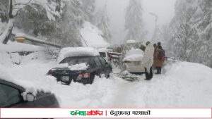 পাকিস্তানে তুষারপাতে আটকা হাজারো গাড়ি, নিহত ২১