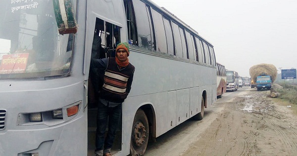 বঙ্গবন্ধু সেতুতে দুর্ঘটনা, ঢাকা-টাঙ্গাইল মহাসড়‌কে ১৩ কি‌মি যানজট