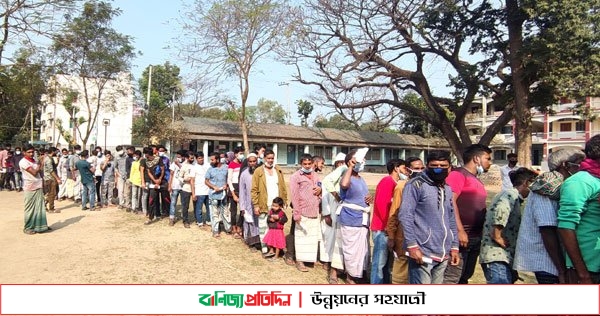 সিরাজগঞ্জে করোনা রোধে গণটিকা প্রয়োগ উপচে পড়া ভিড়