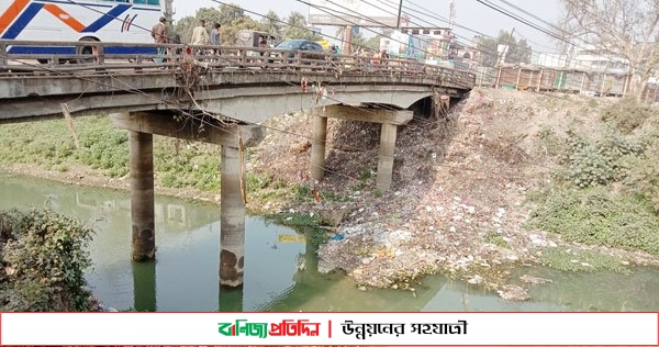 দখল-দূষণ আর ময়লার ভাগাড়ে মরা খালে পরিণত বংশাই নদী