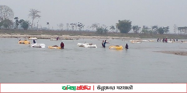 মহানন্দা নদীতে কমছে পাথর বিপাকে শ্রমিকরা