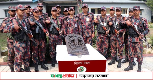 ঠাকুরগাঁওয়ে ৫৩ কেজি ওজনের একটি কষ্টি পাথরের মূর্তি উদ্ধার করেছে বিজিবি