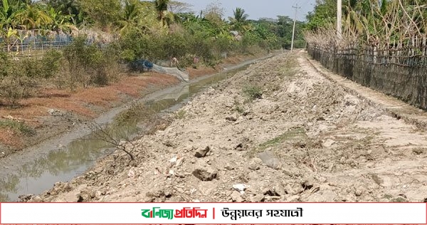 মোংলায় ইট সলিংয়ের রাস্তা কেটে মাটির রাস্তা, প্রকল্পের টাকা আত্মসাৎ’র অভিযোগ