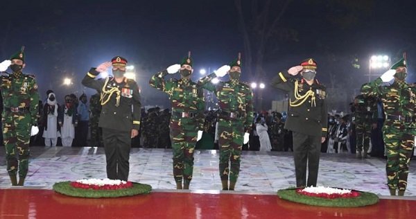 শহীদ মিনারে রাষ্ট্রপতি-প্রধানমন্ত্রীর শ্রদ্ধা