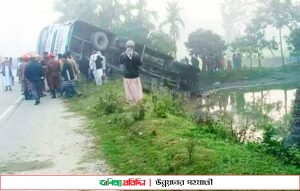 কুষ্টিয়ায় বাস উল্টে চালকের মৃতু