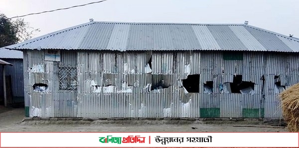 কুড়িগ্রামে জমির বিরোধে ৩০টি বাড়িতে হামলা ও অগ্নিসংযোগ