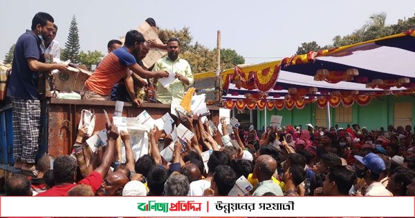 কুড়িগ্রামে টিসিবি’র পণ্য নিয়ে হুড়োহুড়ি