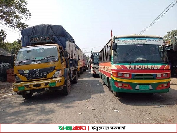 দৌলতদিয়া ফেরিঘাটে পারাপারের অপেক্ষায় শতশত যানবাহন