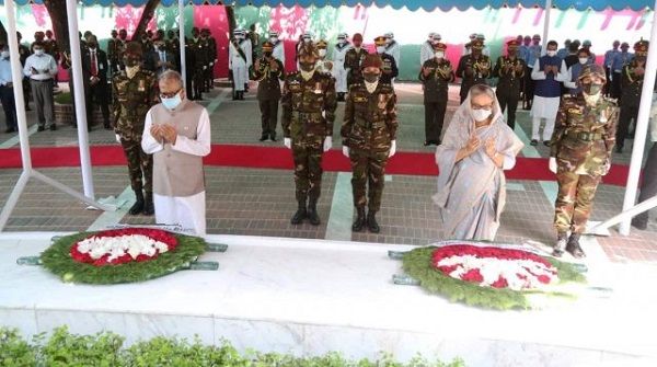 টুঙ্গিপাড়ায় বঙ্গবন্ধুর সমাধিতে রাষ্ট্রপতি-প্রধানমন্ত্রীর শ্রদ্ধা