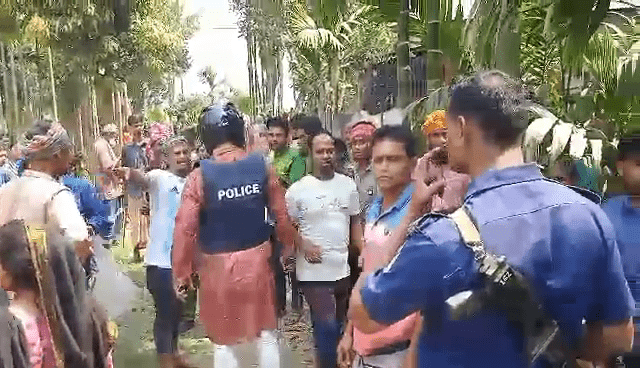 কেন্দুয়ায় দু’পক্ষের সংঘর্ষে আহত ৩০: পুলিশের ফাঁকা গুলি