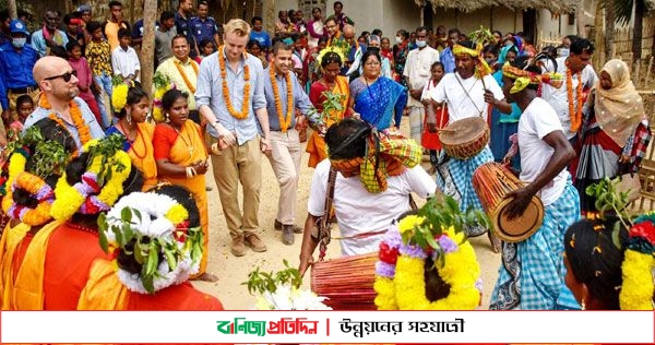 বৃটিশ ডেপুটি হাইকমিশনারে সাথে সাঁওতালদের মতবিনিময়