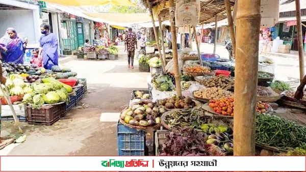 সবজির বাজারে ‘আগুন’ লোকসান গুনছেন কৃষকরা