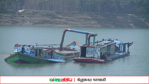 ফরিদপুরে মধুমতি নদী থেকে বালু উত্তোলনে বিলীন হচ্ছে বিস্তীর্ণ ফসলী জমি