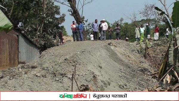 গোপালগঞ্জে রাস্তা নির্মাণে বাঁধা, চরম ভোগান্তিতে এলাকাবাসি