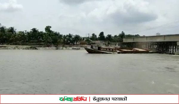 নোয়াখালীতে বলগেটের ধাক্কায় ভেঙে গেছে নির্মাণাধীন ব্রিজের স্টেজিং