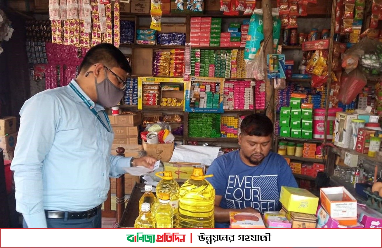 পঞ্চগড়ে বেশি দামে তেল বিক্রি করায় দুই দোকানকে জরিমানা