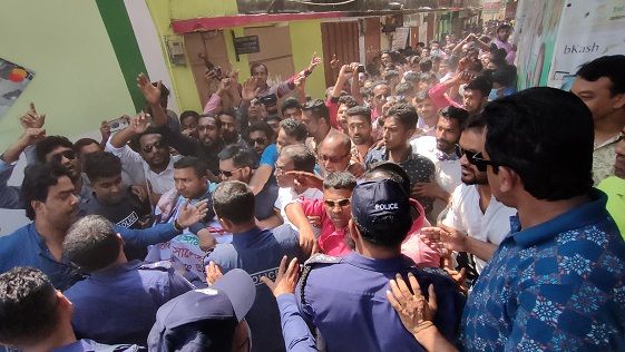 দ্রব্য মূল্যের লাগামহীন ঊর্ধ্বগতির প্রতিবাতে পিরোজপুরে বিক্ষোপ মিছিল