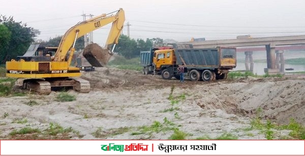 টাঙ্গাইলে ভেকু দিয়ে মাটি উত্তোলন, হুমকিতে দুই