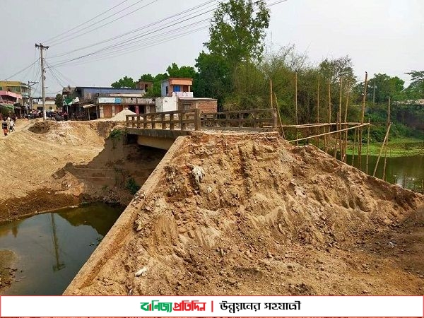 সেতুর বদলে পুকুর, পলাতক ঠিকাদার