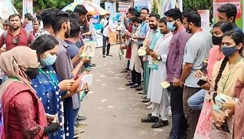 উৎসবের আমেজে ডিইউজের ভোটগ্রহণ চলছে