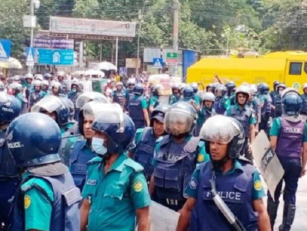 নিউমার্কেটে সংঘর্ষ, দুই ঘণ্টা পর ঘটনাস্থলে বাড়তি পুলিশ