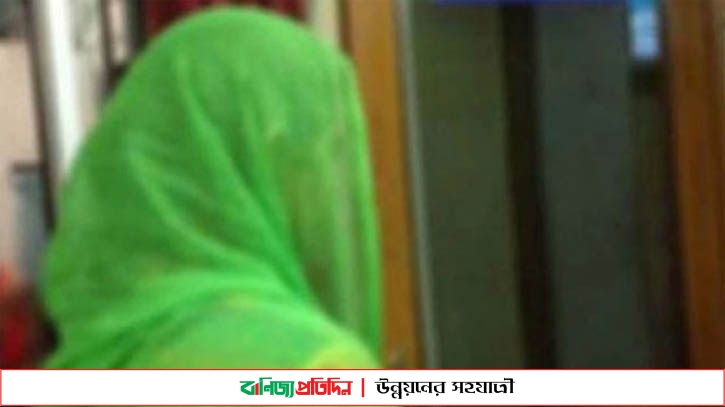 সেনা সদস্যের বাড়িতে বিয়ের দাবিতে প্রেমিকার অবস্থান