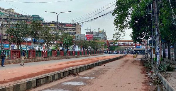 ব্যবসায়ীদের বক্তব্য প্রত্যাখ্যান করে সড়কে শিক্ষার্থীরা