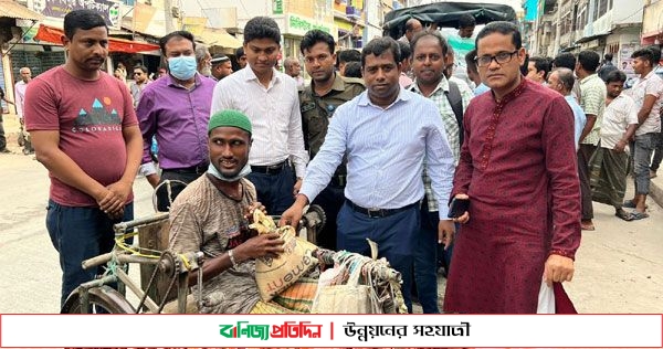 কেশবপুরে ৫০০ পথচারী-ভ্যানচালককে ঈদ সামগ্রী বিতরণ