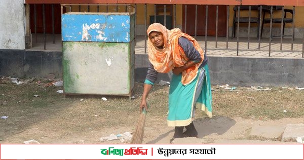 বিনা পারিশ্রমিকে ঠাকুরগাঁও কোর্ট ও ডিসি চত্বর পরিষ্কার করেন আকলিমা