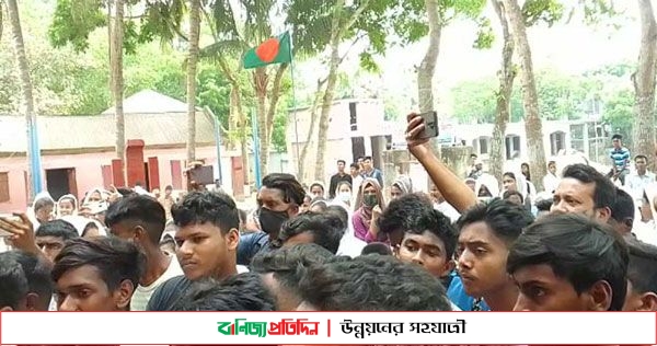 মুকসুদপুরে প্রধান শিক্ষকের বিরুদ্ধে দুর্নীতির অভিযোগ, শিক্ষার্থীদের বিক্ষোভ