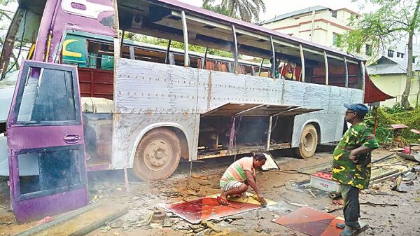 রং আর মেরামতে নতুন হচ্ছে ‘লক্কড়-ঝক্কড়’ বাস