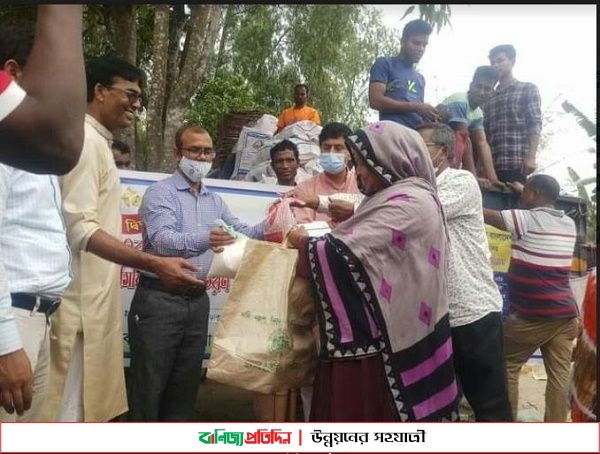 দীর্ঘ লাইনে দাঁড়িয়ে থেকেও টিসিবি’র পণ্য পেয়ে খুশি