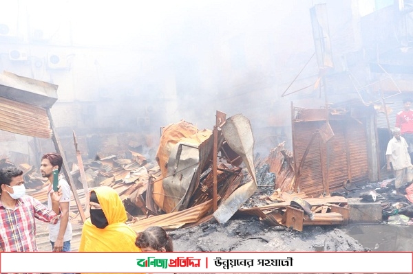 নোয়াখালীর চৌমুহনীতে আগুন: দু’শতাধিক দোকান পুড়ে ছাই