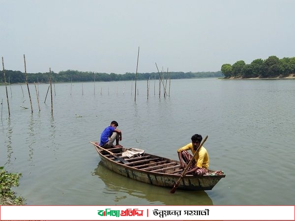 সরকারি জলমহল দখল করে মাছ ধরার অভিযোগ