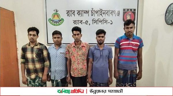 স্কুল-কলেজের শিক্ষার্থীদের কাছে পর্নোগ্রাফি সরবরাহ করত তারা