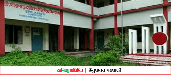 শিক্ষার্থীদের ছুটি দিলেন বিদ্যালয়ের সভাপতি