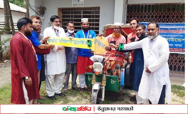 ঠাকুরগাঁওয়ে অসহায় সিরাজুল ইসলামকে অটোরিক্সা প্রদান