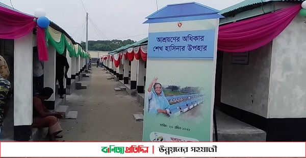 সিরাজগঞ্জে প্রধানমন্ত্রীর ঈদ উপহার পেল ৪০৯ পরিবার