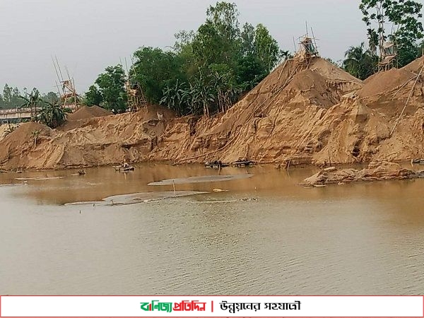 ব্যবসায়ীদের দাবীর প্রেক্ষিতে জব্দকৃত বালুর নিলাম স্থগিত