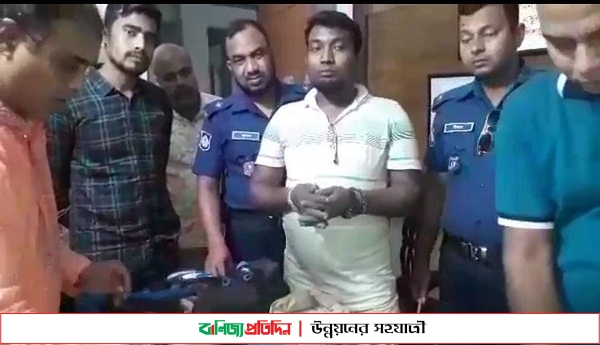 ঠাকুরগাঁওয়ে টাকা ও সাড়ে ১৭ কেজি রুপাসহ চোরাকারবারি আটক