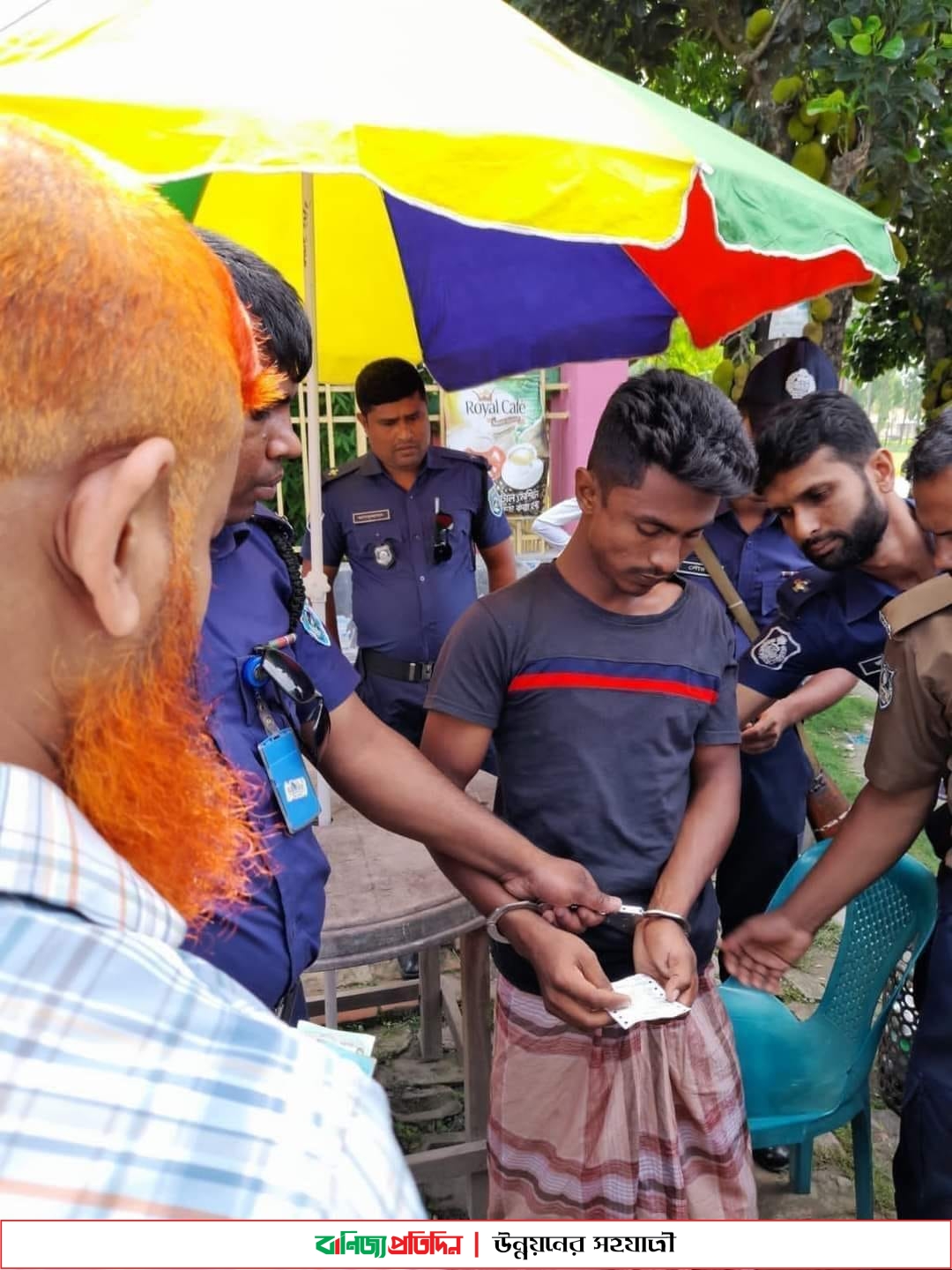 কুড়িগ্রামে ট্রেনের টিকেট কালোবাজারিকে আটক করেছে ডিবি পুলিশ