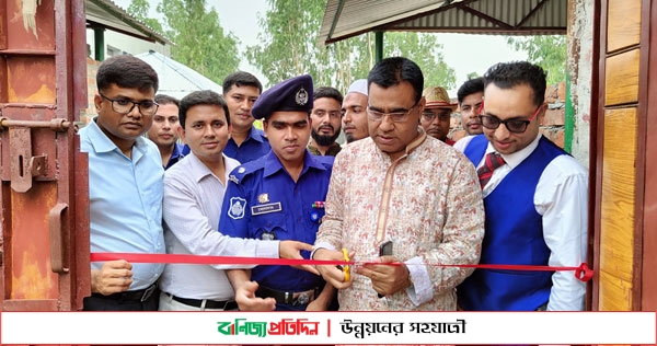 খানসামায় পরচুলা কারখানা উদ্বোধন করলেন ডিআইজি শাফিউর