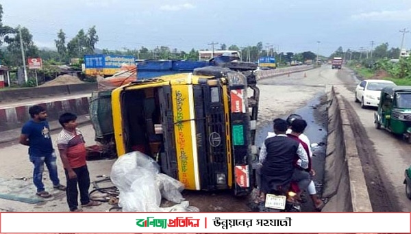 নিজের গাড়ির নিচে চাপা পড়ে প্রাণ গেল চালকের