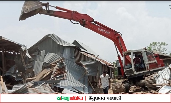 মতলব উত্তরে পাউবোর জমিতে অবৈধ স্থাপনা উচ্ছেদ