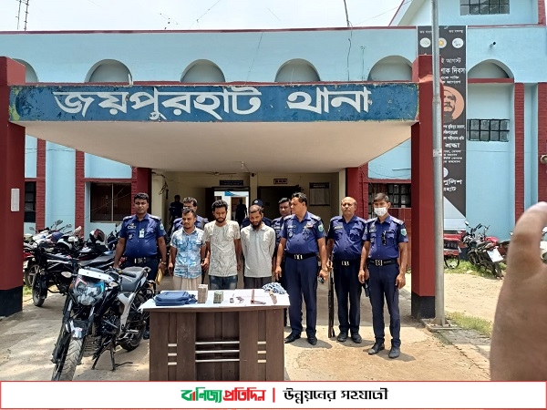 জয়পুরহাটে ইসলামী ব্যাংকের টাকা ছিনতাইয়ের চেষ্টা, গ্রেপ্তার ৩