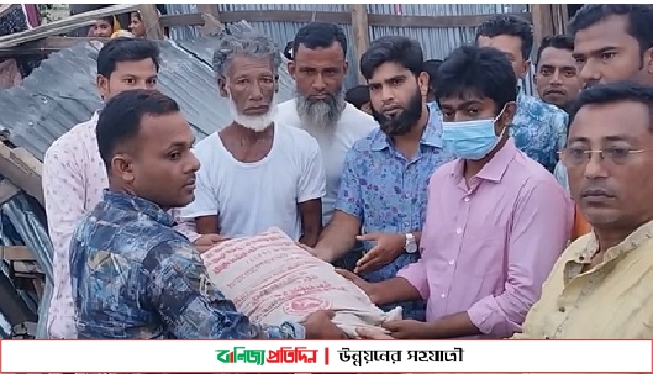 নোয়াখালীর হাতিয়ায় ঝড়ে ক্ষতিগ্রস্থদের ত্রাণ বিতরণ