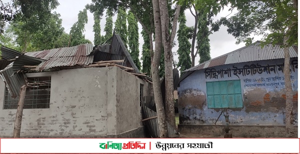 অভয়নগরের সিদ্ধিপাশা ইনস্টিটিউশনের ছাউনী ঝড়ে ক্ষতিগ্রস্ত,পাঠদান ব্যাহত