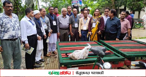 মীরসরাই এসোসিয়েশন চট্টগ্রামের উদ্যোগে ভ্যান-সেলাই মেশিন বিতরণ