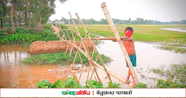 বাঁশের সাঁকোই একমাত্র ভরসা তাদের