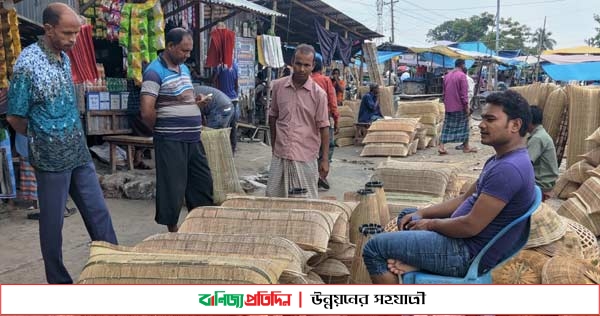 খানসামায় চাহিদা বেড়েছে বাঁশের তৈরী মাছ ধরার উপকরণের